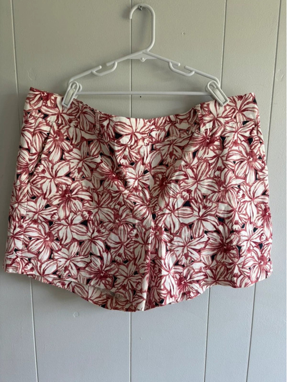 Womens size 14 Ann Taylor Floral Mid Rise Shorts